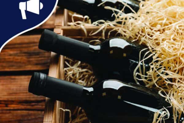 vinflaskor i trälåda med sugrör