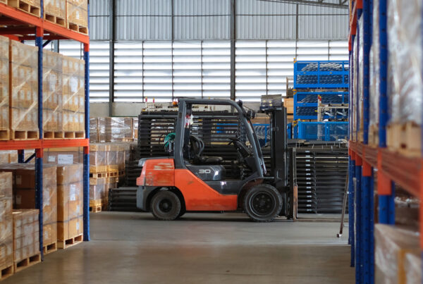 Carretilla elevadora de almacén que representa la optimización del inventario